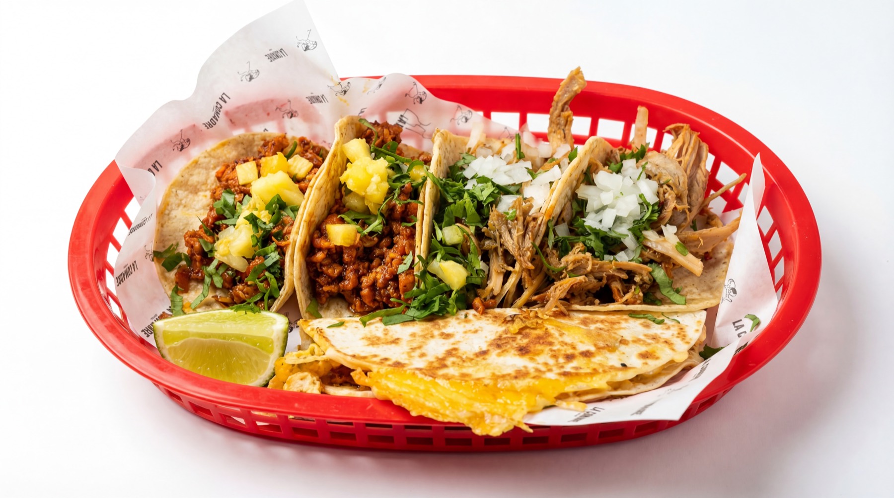 Canasta de tacos con logo de La Comadre