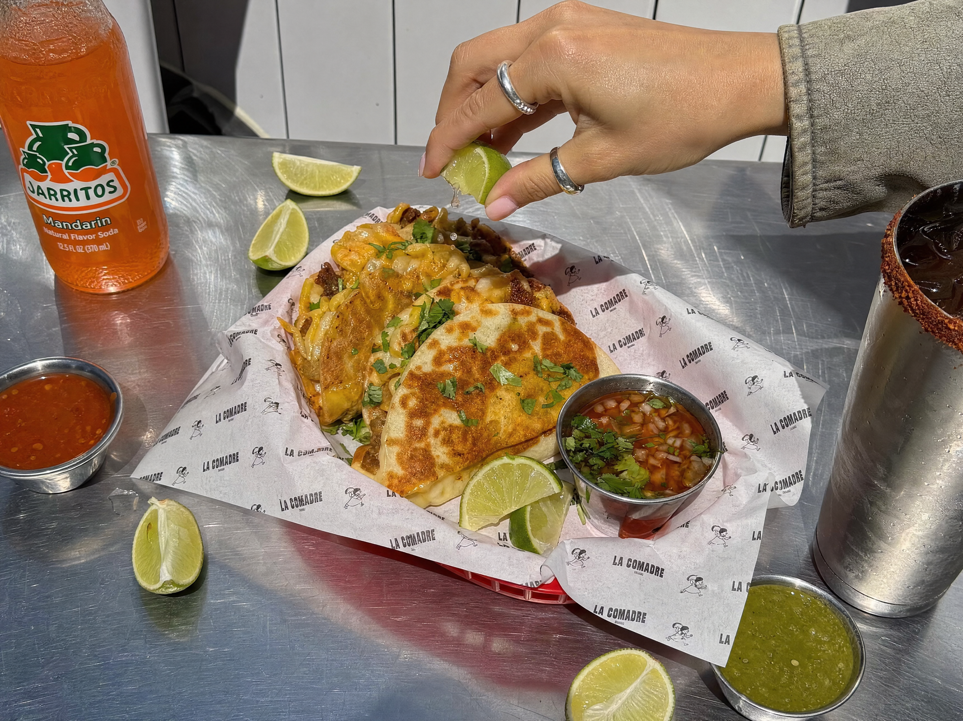 Canasta de tacos y gringa de La Comadre